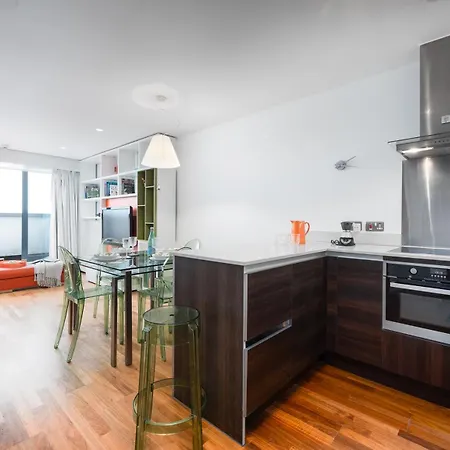 Two Bedroom Flat With Balcony In Central Wimbledon London