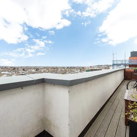 Two Bedroom Flat With Balcony In Central Wimbledon Apartment