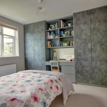 Homestay Spacious Double Room With Private Bathroom In Quiet Area Only 20 Min To Central London Streatham Vale