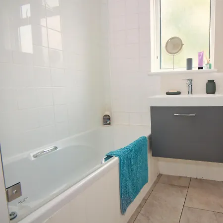 Spacious Double Room With Private Bathroom In Quiet Area Only 20 Min To Central London *