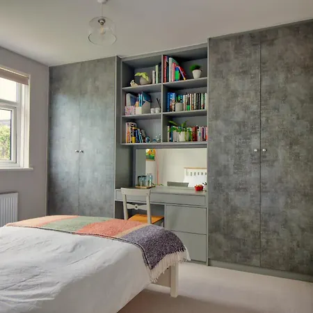Spacious Double Room With Private Bathroom In Quiet Area Only 20 Min To Central London