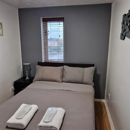 Modern 2 Bedroom Apartment *