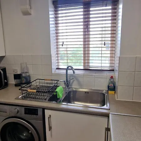 Modern 2 Bedroom Apartment *