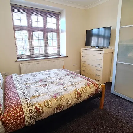 Luxury London House Sleeps X 16, Free Parking, Free Wifi, Garden Patio, Close To Tube Line Easy Access To London Ilford