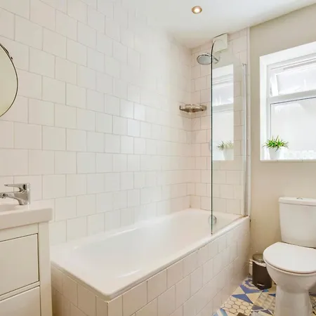 Lovely 2 Bedroom Ground Floor Flat With Garden. Apartment *