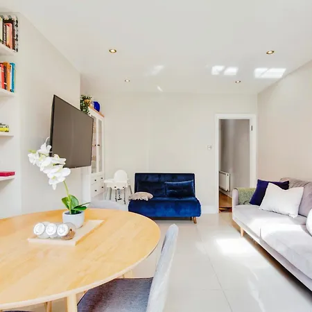 Lovely 2 Bedroom Ground Floor Flat With Garden. Apartment London