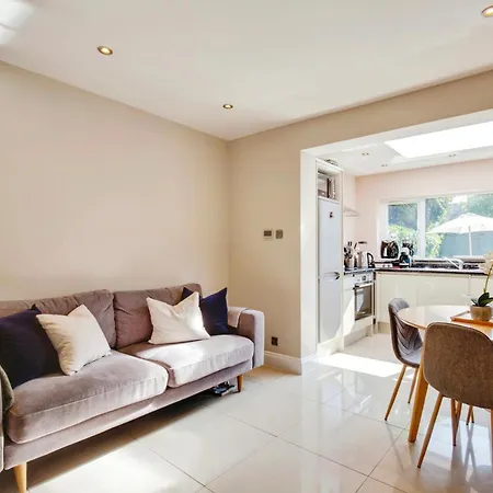 Apartment Lovely 2 Bedroom Ground Floor Flat With Garden. London