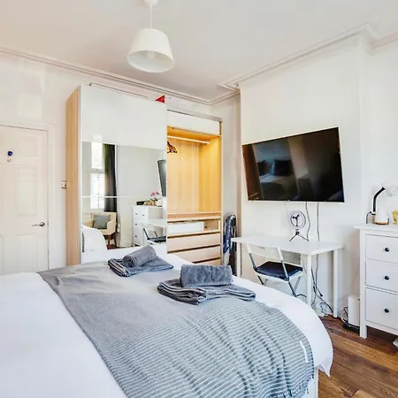 Lovely 2 Bedroom Ground Floor Flat With Garden. *