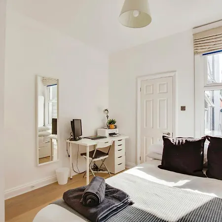 Lovely 2 Bedroom Ground Floor Flat With Garden. Apartment