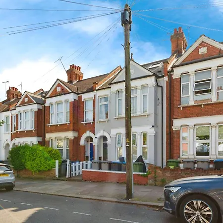 Apartment Lovely 2 Bedroom Ground Floor Flat With Garden. *