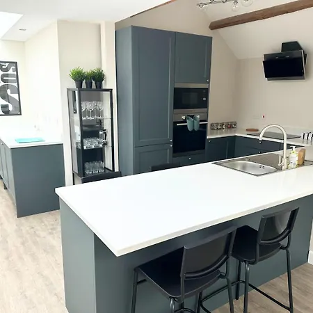 Countryside 2 Bed Cottage- Aylesbury Apartment *