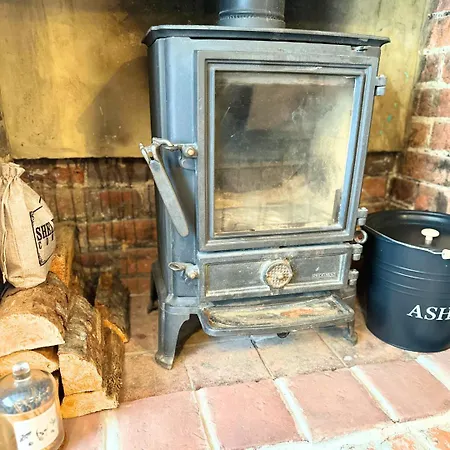 Countryside 2 Bed Cottage- Aylesbury Apartment *