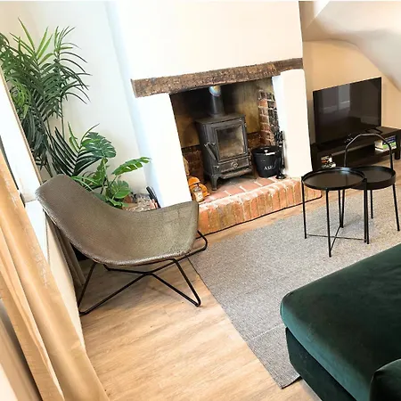 Countryside 2 Bed Cottage- Aylesbury Apartment