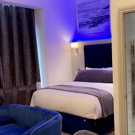 The Lux Ville, Stunning 6 Bedroom In London Holiday home *