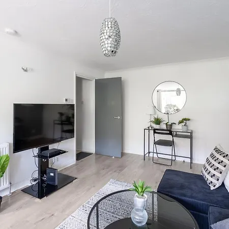 Centrally Located Islington Apartment