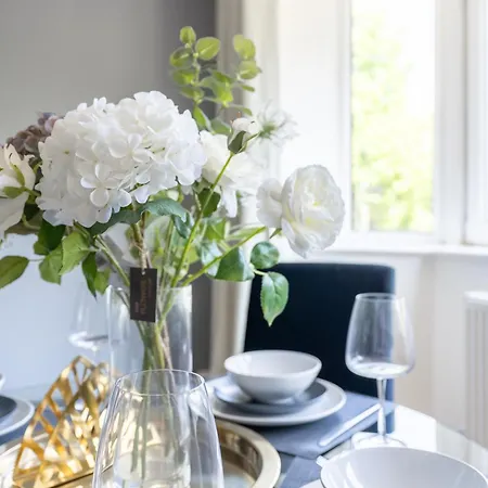 Centrally Located Islington Apartment