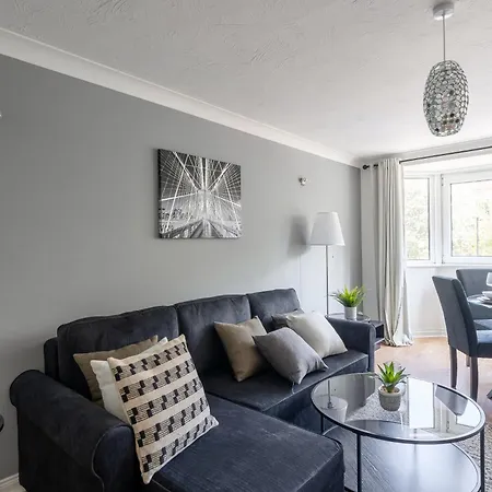 Centrally Located Islington Apartment *