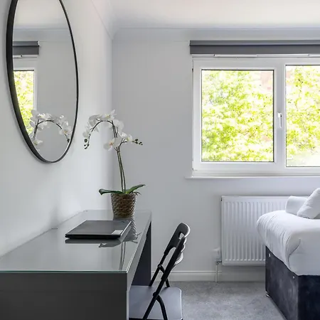 Centrally Located Islington Apartment *