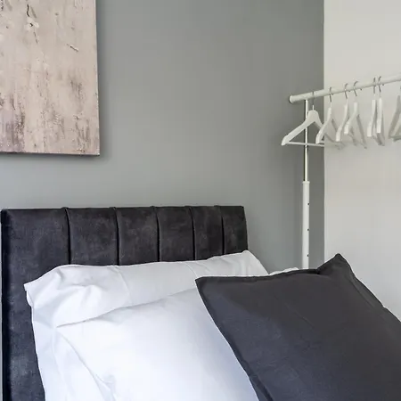 Centrally Located Islington Apartment