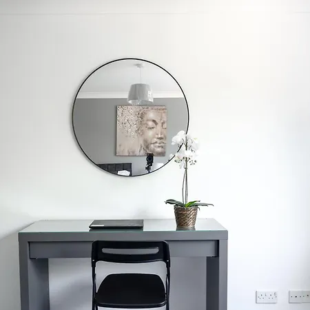 Centrally Located Islington Apartment *
