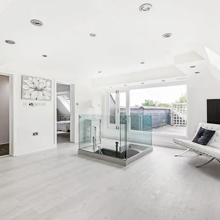 The Essex Mansion Spa Holiday home Romford