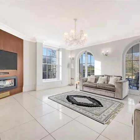 The Essex Mansion Spa Holiday home Romford