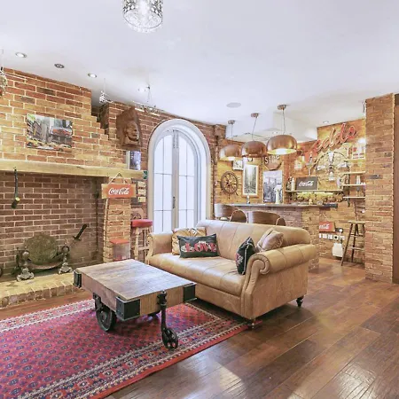 The Essex Mansion Spa Holiday home Romford