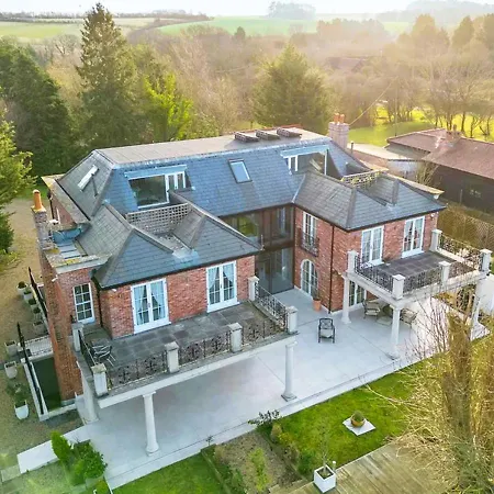 The Essex Mansion Spa Holiday home Romford