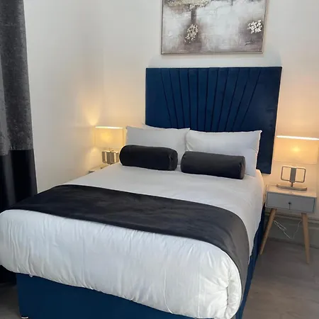 The Lux Ville, Stunning 6 Bedroom In London Holiday home *