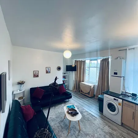 Apartment Two Bedroom Flat Burnt Oak London *