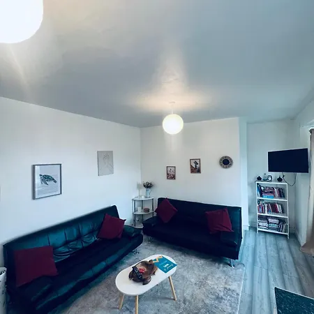 Apartment Two Bedroom Flat Burnt Oak London *