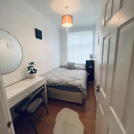 Two Bedroom Flat Burnt Oak London * Edgware