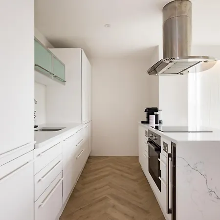 Modern, Luxury 2-bed With Private Balcony Apartment *