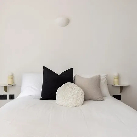 Modern, Luxury 2-bed With Private Balcony * London