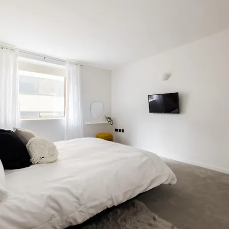Modern, Luxury 2-bed With Private Balcony Apartment *