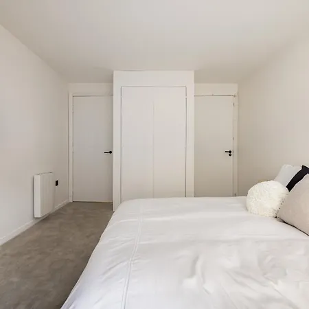 Modern, Luxury 2-bed With Private Balcony London