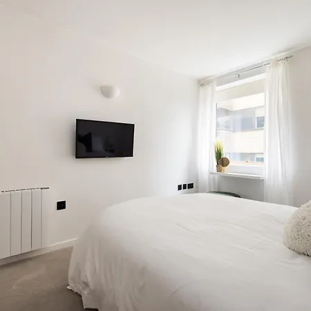 Modern, Luxury 2-bed With Private Balcony