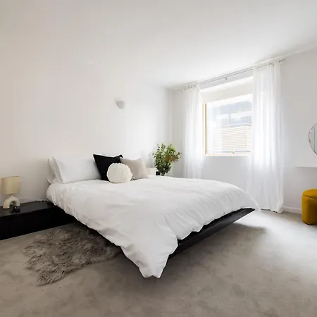 Apartment Modern, Luxury 2-bed With Private Balcony
