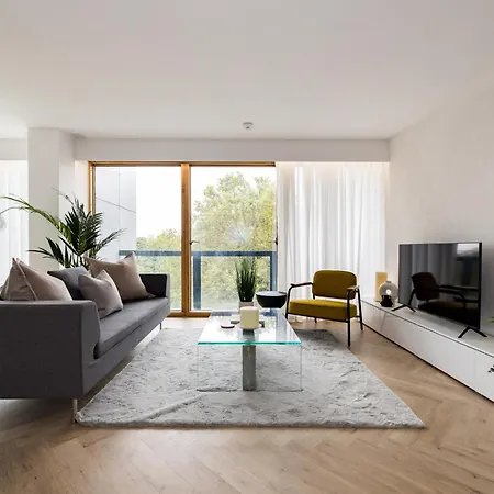 Apartment Modern, Luxury 2-bed With Private Balcony London