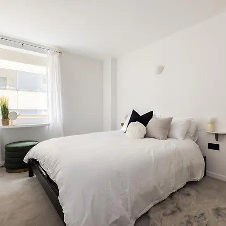Modern, Luxury 2-bed With Private Balcony London