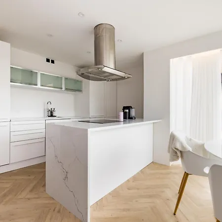 Modern, Luxury 2-bed With Private Balcony