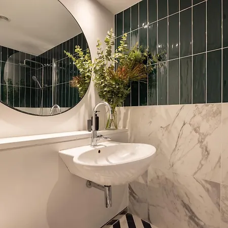 Modern, Luxury 2-bed With Private Balcony Apartment *