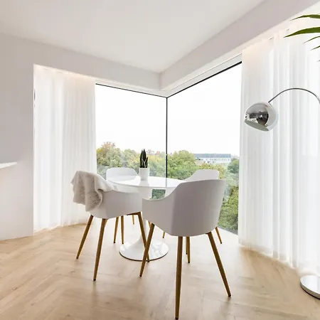 Apartment Modern, Luxury 2-bed With Private Balcony