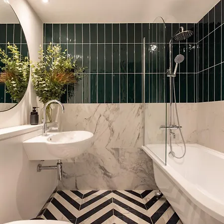 Modern, Luxury 2-bed With Private Balcony *