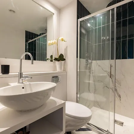 Modern, Luxury 2-bed With Private Balcony