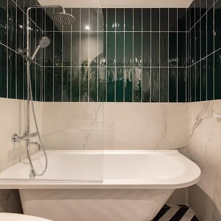 Modern, Luxury 2-bed With Private Balcony Apartment