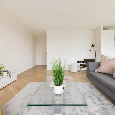 Modern, Luxury 2-bed With Private Balcony Apartment *