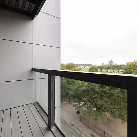 Modern, Luxury 2-bed With Private Balcony *