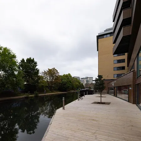 Modern, Luxury 2-bed With Private Balcony