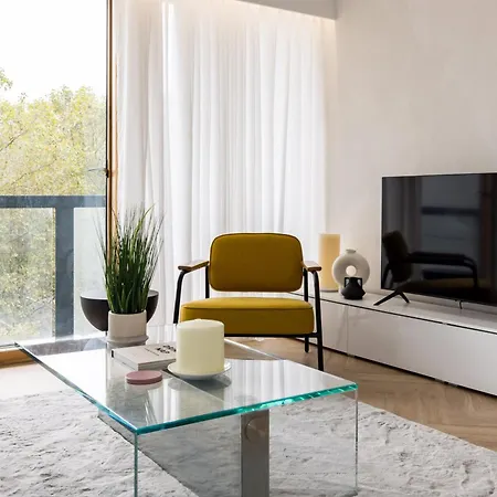 Apartment Modern, Luxury 2-bed With Private Balcony